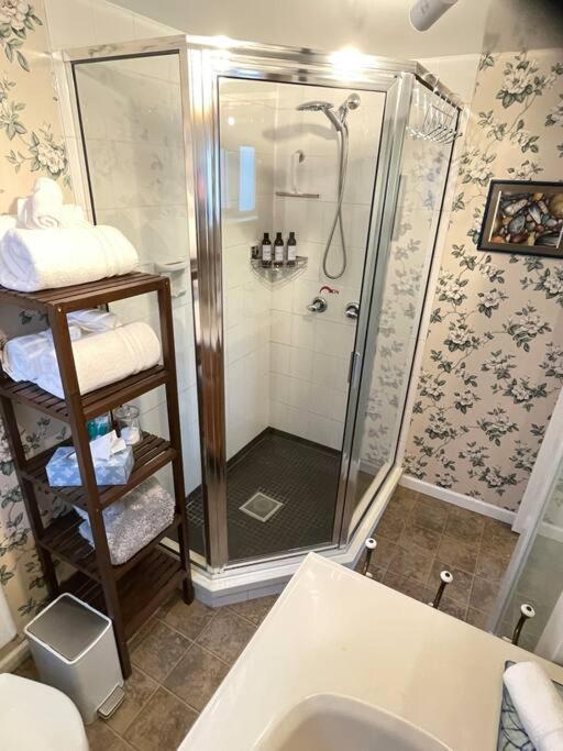 Parlor Suite In Heritage Manor, Fairfield, Near Dt Виктория Екстериор снимка